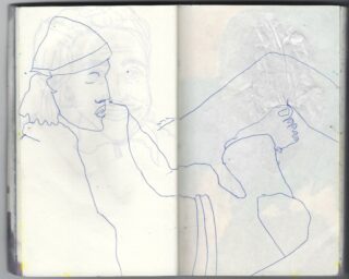 Eine blaue Strichzeichnung auf einem offenen Skizzenbuch zeigt eine Person mit Hut, offenem Mund und angewinkeltem Bein mit sichtbaren Zehen; im Hintergrund sind schwache Skizzen zu sehen.