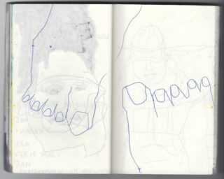 Skizzenbuchseiten mit schwachen Bleistiftzeichnungen von zwei Personen und mit blauem Stift gezeichneten Umrissen von Fingern und Rechtecken, die die Bilder überlappen.