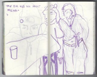 Eine Bleistiftskizze von drei Personen, die um einen Tisch mit einem Glas darauf versammelt sind; in der oberen linken Ecke erscheint handschriftlicher Text.