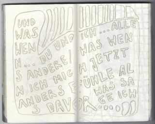 Handgeschriebener deutscher Text mit großen Buchstabenumrissen und unregelmäßigen Linien füllt zwei Seiten eines Skizzenbuchs; der Hintergrund zeigt ein schwaches Gittermuster.