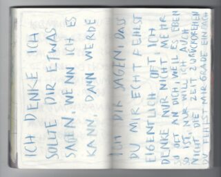 Eine handschriftliche Notiz mit blauem Stift auf weißem Papier, in deutscher Sprache über zwei Seiten geschrieben, wobei der auf der Rückseite sichtbare Text durch das Papier durchschlägt.