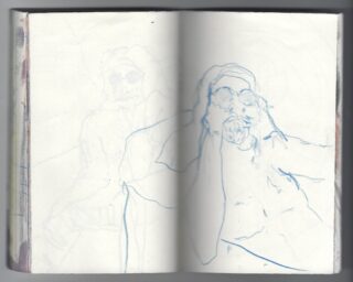 Eine schwache Bleistiftskizze von zwei sitzenden Figuren in einem offenen Skizzenbuch, mit minimalen Details und hellblauen Linien.
