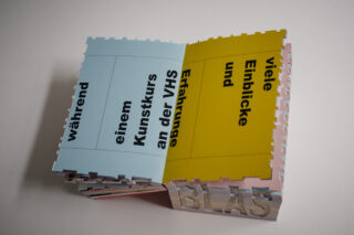 Ein offenes Büchlein mit ineinandergreifenden Seiten zeigt fetten deutschen Text auf blauem und gelbem Hintergrund mit den Texten „während einem Kunstkurs an der VHS“ und „viele Einblicke und Erfahrungen“.