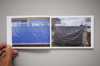 Geöffnetes Buch mit Fotos von Folien auf Objekten.