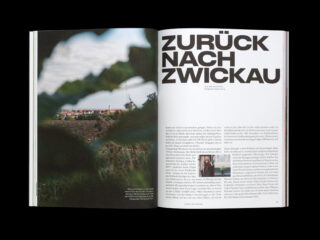 Eine Magazinseite mit der großen Schlagzeile „Zurück nach Zwickau“ auf der rechten Seite und einem Landschaftsfoto mit viel Grün und entfernten Häusern auf der linken Seite. Der Text füllt den größten Teil der rechten Seite.