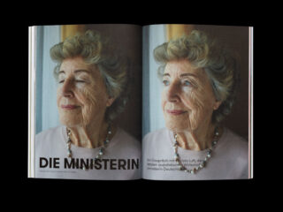 Eine ältere Frau mit grauem Haar und einer Perlenkette ist im Profil und mit Blick nach vorn abgebildet und erscheint auf einer Zeitschriftenstrecke mit dem Titel „DIE MINISTERIN“.