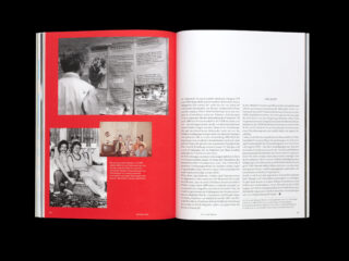Ein aufgeschlagenes Buch zeigt links eine rote Seite mit drei Schwarzweißfotos und rechts zwei Spalten deutschen Text.