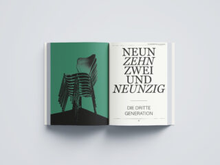 Ein aufgeschlagenes Buch zeigt auf der linken Seite ein Foto gestapelter Stühle und auf der rechten Seite einen großen deutschen Text mit der Aufschrift „NEUNZEHN ZWEI UND NEUNZIG, DIE DRITTE GENERATION“.