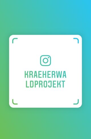 Instagram-Namensschild für das Konto „kraeherwaldprojekt“, angezeigt auf einem weißen Quadrat mit abgerundeten Ecken vor einem grün-blauen Hintergrund mit Farbverlauf.