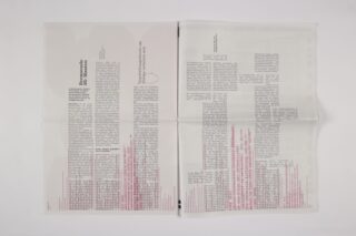 Eine aufgeschlagene Zeitung mit schwarz gedrucktem Text und vertikalen roten Linien am unteren Rand beider Seiten; das Layout ist minimalistisch und besteht aus Textspalten.