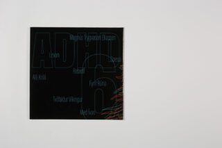 Ein schwarzes quadratisches Poster mit blauem und orangefarbenem abstraktem Text und Linien auf weißem Hintergrund; auf dem Poster sind verschiedene isländische Wörter und Namen zu sehen.