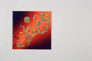 Ein farbenfrohes abstraktes Kunstwerk mit fließenden gelben und blauen Formen auf einem roten Hintergrund mit Farbverlauf, das links teilweise die Umrisse menschlicher Figuren vor einer schlichten weißen Wand zeigt.