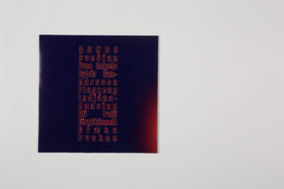 Ein dunkler quadratischer Druck mit rotem Text, der Namen oder Wörter auflistet, darunter „ADHD 5“, „Sveijan“, „Free Angelo“ und andere, vor einem schlichten weißen Hintergrund.