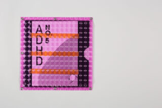 Ein quadratisches Kunstwerk mit rosa und violetter Struktur und dem Text „ADHS Nr. 5“ auf einer weißen Wand.