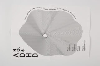 Ein Poster mit schwarzen konzentrischen Linien, die eine abstrakte Spiralform bilden, umgeben von Namen und dem fettgedruckten Text „A No. D5 HD HD“ in der unteren linken Ecke.