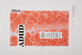Ein Zeitschriftencover mit dem Titel „ADHS Nr. 6“ mit einem rot-weiß marmorierten Muster und einer Namensliste in einem weißen Kasten auf der rechten Seite.