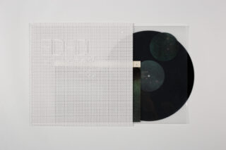 Eine Vinyl-Schallplatte gleitet teilweise aus einer durchscheinenden, perforierten quadratischen Hülle mit minimalistischem Design und wird auf einem schlichten weißen Hintergrund präsentiert.