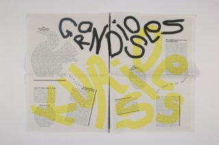 Eine Zeitungsseite mit großem, abstraktem schwarz-gelbem Text, der über Spalten mit deutschem Text gelegt ist, wodurch der Inhalt verzerrt und teilweise verdeckt wird.