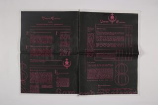 Eine schwarze Magazinseite mit Text und Designs im rosa Gothic-Stil, mit mehreren Spalten und dekorativen Elementen auf beiden Seiten.