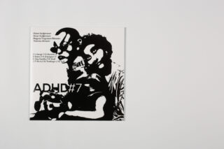 Das Cover eines Musikalbums mit der Aufschrift „ADHD #7“ zeigt eine Schwarzweißillustration von zwei Personen und eine Liste von Künstlern und Titeln auf weißem Hintergrund.