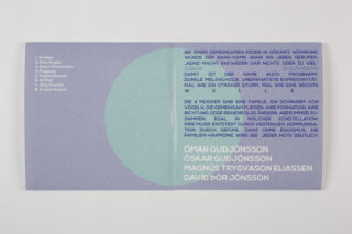 Offenes Booklet mit einer Songliste auf Englisch auf der linken Seite und einem Block deutschen Textes mit den Namen der Bandmitglieder in Blau auf der rechten Seite, vor einem geometrischen Hintergrund in Blau und Lavendel.