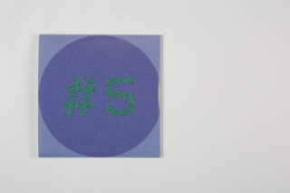Eine quadratische Leinwand mit einem großen violetten Kreis und einem grünen Zahlenzeichen sowie der Zahl 5 („#5“) auf einem schlichten weißen Hintergrund.