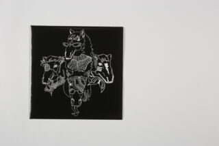 Eine schwarze Leinwand mit einer weißen Strichzeichnung, die einen Pferdekopf darstellt, der mit zwei menschlichen Gesichtern und abstrakten Formen verschmolzen ist und vor einer schlichten weißen Wand ausgestellt ist.