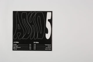 Ein schwarz-weißes Vinyl-Schallplattencover mit der Aufschrift „ADHD 5“ mit Titellisten und Künstlernamen auf einem schlichten weißen Hintergrund.