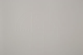 Eine weiße Oberfläche mit geprägten geometrischen Formen, darunter Linien, Bögen und Kreise, die in einem minimalistischen abstrakten Muster angeordnet sind.