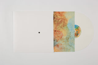 Eine weiße Vinyl-Schallplatte glitt teilweise aus einer weißen Hülle mit einem kleinen schwarzen Punkt und gab den Blick auf eine bunte Innenhülle mit einem abstrakten Design frei.