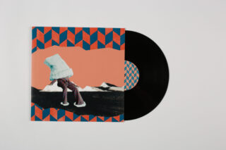 Eine Vinyl-Schallplatte, teilweise in einer bunten Hülle, mit einer abstrakten Collage einer Figur mit Strickmütze vor einem geometrischen Hintergrund mit Bergen.