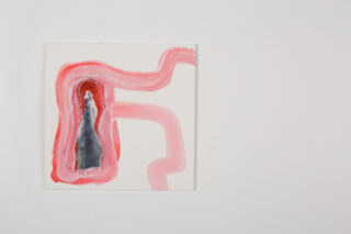 Eine quadratische Leinwand zeigt eine graue abstrakte Form, umgeben von lockeren, dicken rosa und roten Pinselstrichen auf weißem Hintergrund. Die rechte Seite des Bildes ist leer.