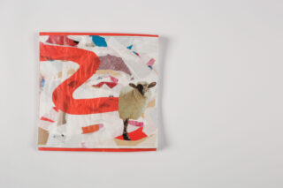Eine quadratische Collage zeigt ein Schaf und abstrakte Formen in Rot-, Weiß-, Rosa- und Blautönen auf weißem Hintergrund.