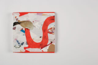 Eine quadratische abstrakte Collage mit einer kräftigen roten, geschwungenen Form, strukturiertem Stoff und geschichteten Papierfragmenten auf weißem Hintergrund. Das Kunstwerk ist links von der Mitte auf einer glatten Oberfläche positioniert.