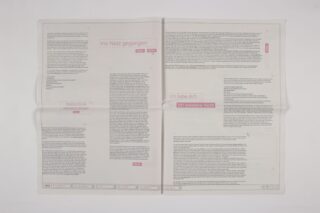 Eine Zeitungsseite mit mehreren Spalten deutschem Text und hervorgehobenen rosa Schlagzeilen, flach ausgelegt und von oben fotografiert.