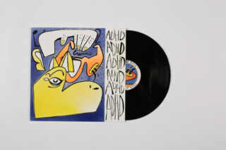 Eine Vinyl-Schallplatte, die teilweise in ein abstraktes, farbenfrohes Albumcover eingelegt ist, auf dem das Wort „ADHS“ und ein stilisiertes, cartoonartiges Kunstwerk abgebildet sind.