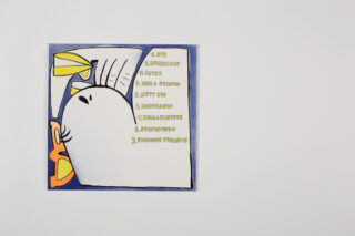 Ein einfacher Cartoon-Vogel blickt nach links und hält ein gelbes Papierflugzeug neben einer handgeschriebenen nummerierten Liste von Wörtern oder Namen auf einem weißen Hintergrund.