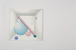 Ein quadratisches Papier mit pastellfarbenen Kugeln und einem darin angeordneten rosa rechteckigen Balken sowie in der rechten Mitte aufgedrucktem Text auf einem schlichten weißen Hintergrund.