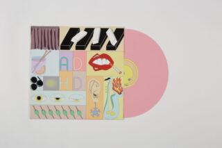 Eine rosafarbene Vinyl-Schallplatte gleitet teilweise aus einem farbenfrohen Albumcover mit illustrierten Symbolen, darunter Lippen, Augen, Klaviertasten und wissenschaftliche Elemente.