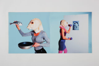 In einer Szene hält eine Person mit einer Fischmaske einen Fisch und eine Bratpfanne, in einer anderen hebt sie Hanteln vor einem Fischfoto auf einem Kühlschrank.