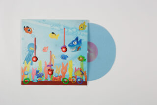 Eine blaue Vinyl-Schallplatte, die teilweise aus einem farbenfrohen Albumcover mit Unterwassermotiven herausgezogen ist, auf dem Comic-Fische und ein Oktopus abgebildet sind.