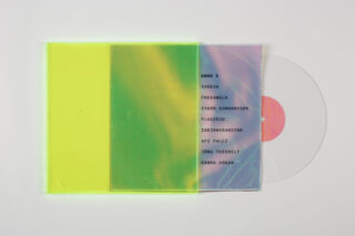 Eine transparente CD-Hülle mit neongelbem und schillerndem Cover, die eine Liste mit Titelnamen und eine teilweise sichtbare CD mit rosafarbener Mitte im Inneren zeigt.