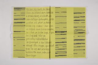 Ein gelbes Blatt Papier mit handgeschriebenem deutschem Text auf der linken Seite und geschwärzten, redigierten Zeilen auf der rechten Seite.