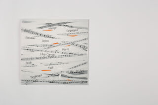 Ein quadratisches Kunstwerk zeigt übereinander geschichtete, zerfetzte Notenblätter, zwischen denen Wörter und Namen wie „Hangir“, „Bacaláu“ und „Stulli“ zu sehen sind. Der Hintergrund ist schlicht weiß.