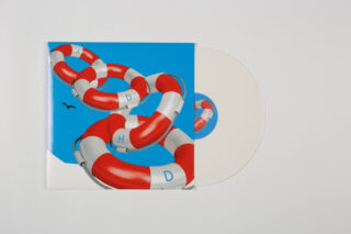 Eine weiße Vinyl-Schallplatte, teilweise in einer Hülle, mit roten und weißen Rettungsringen auf blauem Hintergrund und den Buchstaben A, D, H und D auf den Ringen.