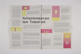 Eine Zeitungsseite mit deutschem Text und der Überschrift „Aufzeichnungen aus dem Todestrakt“ und Spalten, die durch rosa und gelbe Blöcke mit abstrakten Formen und Buchstaben getrennt sind.