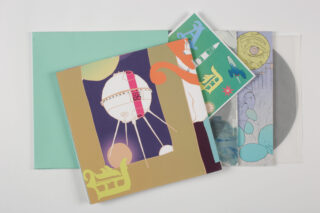 Auf weißem Hintergrund sind ein farbenfrohes Albumcover mit abstraktem Artwork, eine mintgrüne Hülle, ein illustrierter Einleger und eine teilweise sichtbare Schallplatte in einer durchsichtigen Plastikhülle angeordnet.