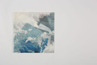 Quadratisches abstraktes Gemälde mit blauen, weißen und grauen Pinselstrichen auf der linken Seite eines weißen Hintergrunds. Die rechte Seite des Bildes ist größtenteils leer.