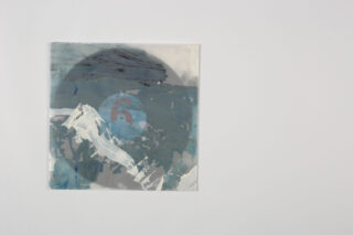 Ein quadratisches abstraktes Gemälde mit blauen, weißen und grauen Pinselstrichen befindet sich außermittig auf einem weißen Hintergrund.