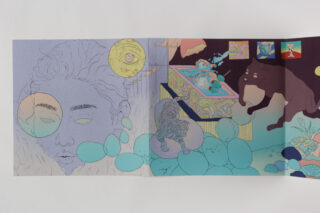 Eine abstrakte Illustration mit einem großen Gesicht mit geschlossenen Augen, schwebenden Blasen, Fabeltieren und einer Person, die auf einem gemusterten Bett neben gerahmter Kunst und einer großen dunklen Kreatur liegt.